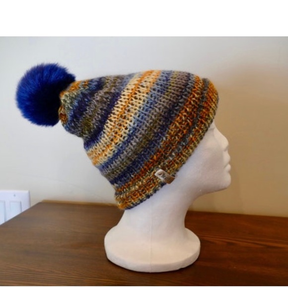 Slouchy Knitted Winter Reversible Hat with Faux Fur Snap Pom - Picture 1 of 4